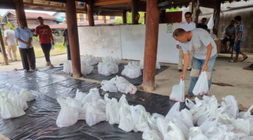 Partai Gerindra Aceh Salurkan 180 Paket Daging Kurban