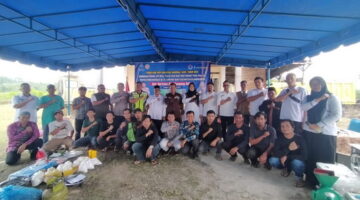 Babinsa Koramil 03/Blangkejeren Dampingi Pelatihan Pengolahan Pakan Ikan Bagi Warga Desa Binaan