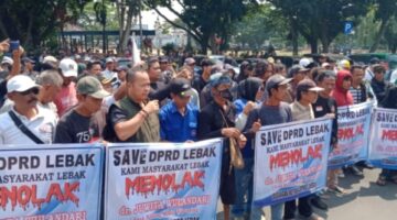 Masyarakat Demo Kantor DPRD Lebak, Tolak dr Juwita Anak Ribka Tjiptaning Jadi Ketua DPRD Lebak