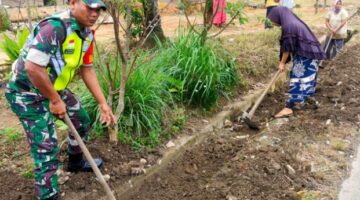 Babinsa Koramil 10/Pantan Cuaca Membantu Masyarakat Bergotong Royong Membersih Parit Saluran Air