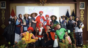 Cosplay Bareng: Petugas Kompak Dukung Costume Party English Club Lamoria